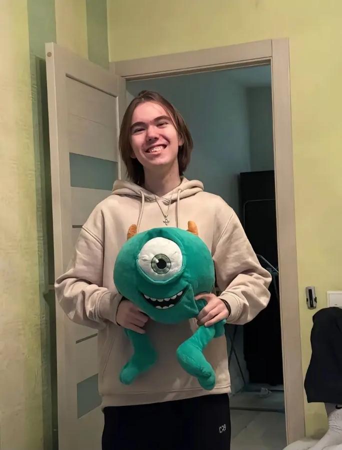 豪华！英雄联盟全球总决赛奖杯由知名品牌蒂芙尼重新塑造